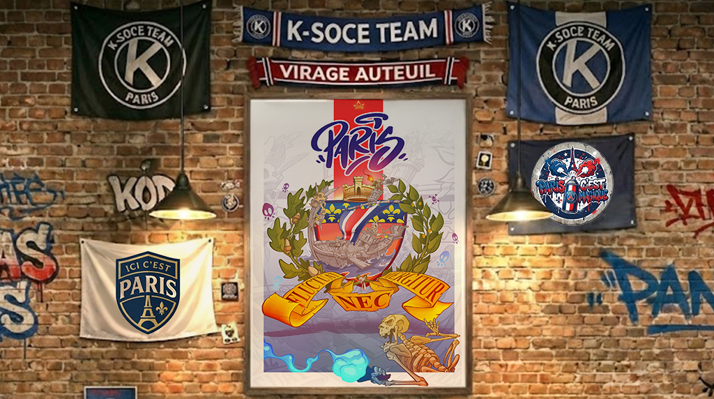 Tirage d'art encadré de l'illustration graffiti "Paris Fluctuat nec mergitur", accroché sur un mur de briques. Il est entouré d'écharpes de supporters du PSG, de la K-Soce Team et du Virage Auteuil dans une ambiance de local de groupe.